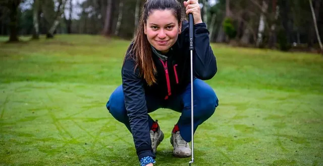 photo  léontine petit a grandi à chaque vacances sur le golf des 24 heures à mulsanne. aujourd’hui, la sarthoise se lance dans les circuits professionnels… et espère trouver l’aide d’un sponsor.  &copy;  photo le maine libre - yvon loué 