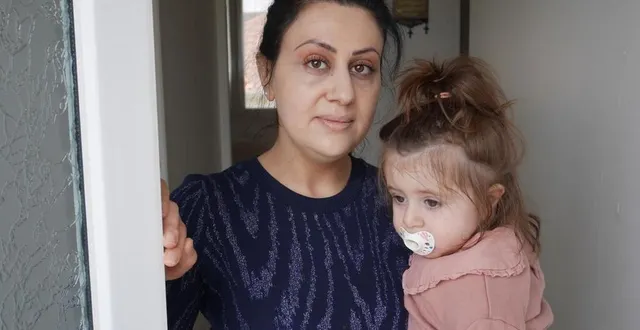 photo  karine mkrtchyan avec sa fille dana, 1 an et deux mois, dans le logement qu’elle occupe avec ses deux autres enfants dans un quartier de la préfecture des deux-sèvres.  &copy;  co - gabin chamereau 