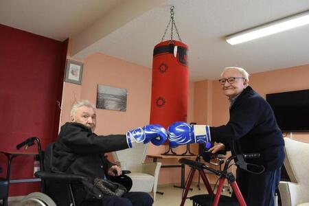 photo Raymond Vitard (à gauche), à l’origine de la relance du noble art à Granville (Manche) en 1993 et Julien Fizel, boxeur amateur en 1942, ont remis les gants lors de leurs retrouvailles à la maison Saint-Gabriel lundi 5 février 2024. Ouest-France 