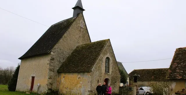 photo  hubert gaignon, francis gouet et jeanine fouqueray, membres de l’association, devant l’objet de leur inquiétude : la dégradation de la chapelle notre-dame-de l’épine  &copy;  - ouest-france 