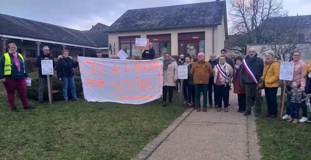 photo  hier matin, les parents d’élèves et les élus se sont mobilisés contre la fermeture d’une classe.  &copy;  le maine libre 