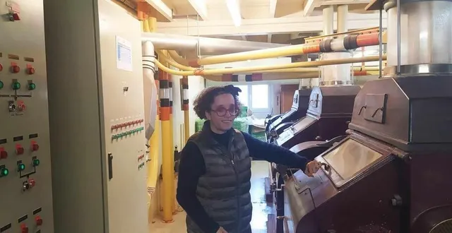 photo  julie vincent, au four et au moulin pour garantir la qualité de farine du perche.  &copy;  ouest-france 