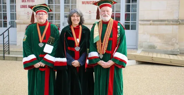 photo  devant la salle louis-malle, jean-michel étienne, grand maistre (à droite), accompagné de véronique lesage et jacques aubry, hauts dignitaires.  &copy;  ouest-france 