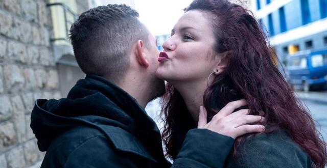 photo  des personnes s’embrassent pour se saluer. 