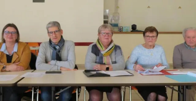 photo  de gauche à droite : karine mullet, maire, éric marchand, conseiller départemental, claudine martin, présidente interclubs de l’antonnière, madeleine hamelin, roger hamelin, membres du comité directeur générations mouvement aigné.  &copy;  le maine libre 
