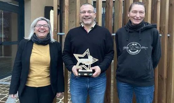 photo  anne grès quatrième adjointe au maire de laigné, olivier lauth et jackie lhomme présidente de l’association ok channel.  &copy;  le maine libre 