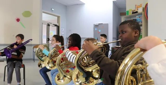 photo  tous les élèves de la classe de ce2 de l’école andré-fertré, à la flèche, apprennent un instrument de musique, dans le cadre du dispositif orchestre à l’école.  &copy;  ouest-france 