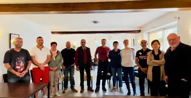 photo  l’association les petites mains de meurcé (sarthe) compte une vingtaine de membres, tous impatients d’écouter les enregistrements des jeunes talents.  &copy;  ouest-france 