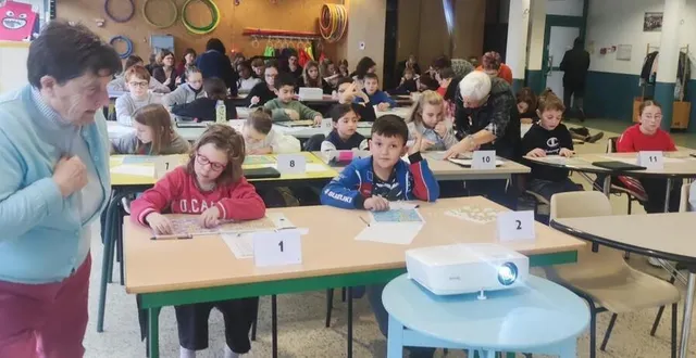 photo  mme mariot, présidente du club de scrabble du mans, en train de donner les dernières instructions avant que les enfants disputent l’épreuve du jour.  &copy;  le maine libre 