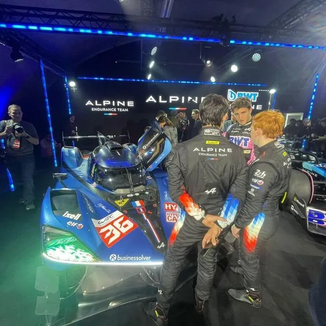 photo les pilotes alpine auprès de l'a424.  ©  photo : ouest-france