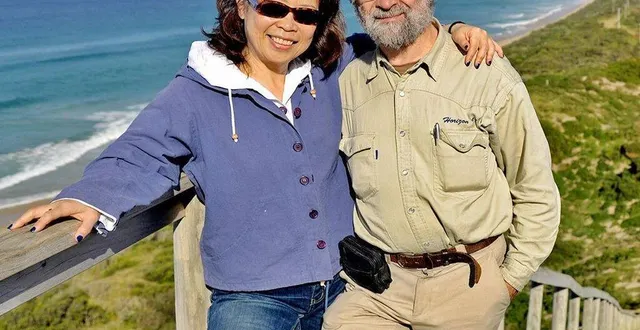 photo  jean charbonneau et son épouse wei dong en tasmanie, sur le neck de bruny island.  &copy;  jean charbonneau 