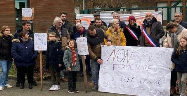 photo  une manifestation a eu lieu devant l’école de beaumont-pied-de-bœuf contre la fermeture de classe.  &copy;  ouest-france 