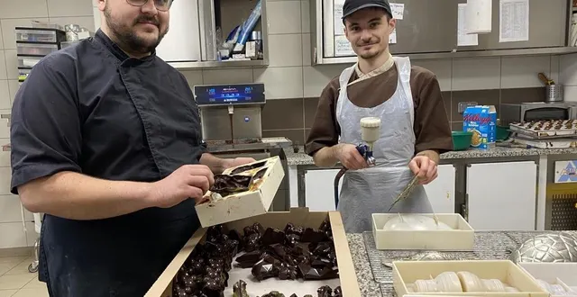 photo  à la pâtisserie-chocolaterie guillemard création, à la flèche, fabien fouineau et hugo brosset sont pleinement mobilisés sur la fabrication des chocolats pour pâques.  &copy;  ouest-france 