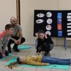 photo kennert et riccardo ont appris les gestes de premiers secours aux élèves de cm1 et cm2 de l’école saint joseph de précigné.