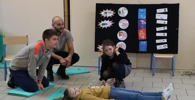 photo  kennert et riccardo ont appris les gestes de premiers secours aux élèves de cm1 et cm2 de l’école saint joseph de précigné.  &copy;  ouest-france 
