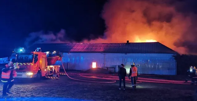 photo  un bâtiment de stockage est en train d’être détruit par un incendie à mayet, mercredi 7 février 2024.  &copy;  ouest-france 