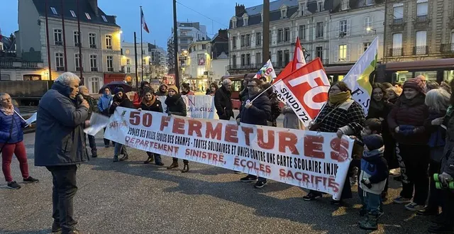photo  un rassemblement pour protester contre le projet de carte scolaire était organisé, ce jeudi 8 février 2024, à 18 h, devant la préfecture de la sarthe au mans.  &copy;  ouest-france 