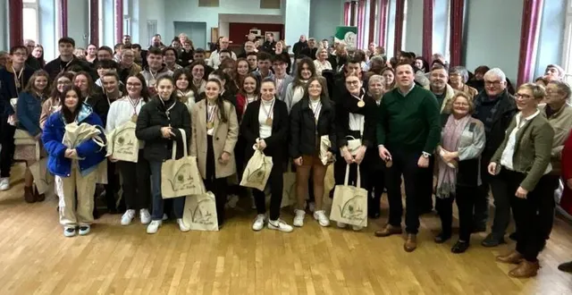 photo  les jeunes diplômés de 2023 ont été félicités et récompensés par la commune.  &copy;  val-au-perche 