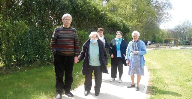 photo  sortie accompagnée autour de la résidence.  &copy;  fondation georges-coulon 