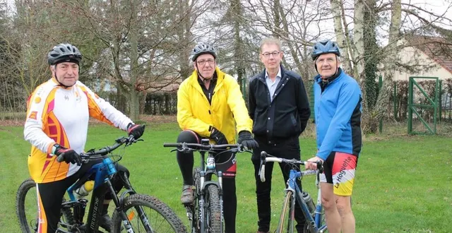 photo  une partie de la bande de copains : joël, jean-louis, et dominique, avec leurs vélos, accompagnés de guy (arrière-plan), ont le projet de faire la vélo francette pour aider le centre baclesse.  &copy;  ouest-france 