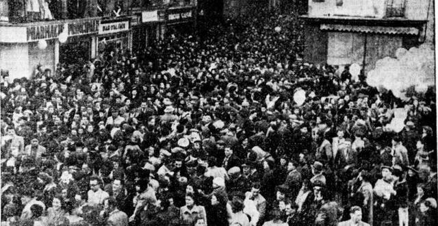 photo  la foule déjà compacte dans les années 30. 