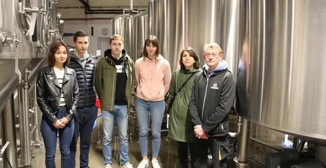 photo  dans l’espace fabrication entre les cuves de fermentation de la brasserie mage malte (située à mamers, dans la sarthe), pauline, rémi, lucas et émilie, accompagnés de frédérique boyer et de franck royer.  &copy;  ouest-france 