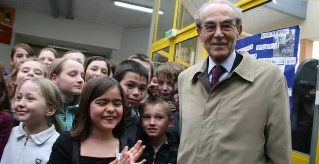 photo  en mars 2010, robert badinter avait inauguré l’école élisabeth et robert badinter à ballon-saint-mars.  &copy;  archives ouest-france 