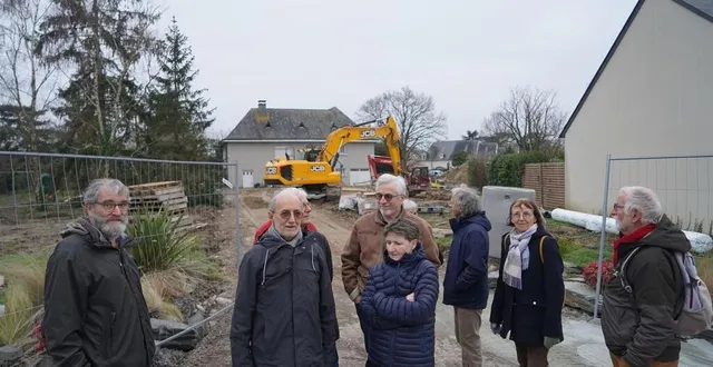 photo  des riverains devant le clos de la huetterie, à saint-barthélemy-d’anjou, une ancienne propriété boisée qui est en cours de construction. neuf maisons doivent être réalisées dans ce terrain.  &copy;  ouest-france 