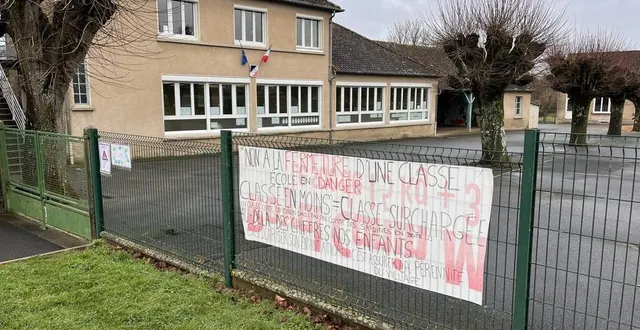 photo  « école en danger, non à la fermeture de classe » : les parents d’élèves de l’école de thorée-les-pins ont installé une pancarte dès qu’ils ont appris la nouvelle de la menace de la fermeture d’une classe.  &copy;  ouest-france 