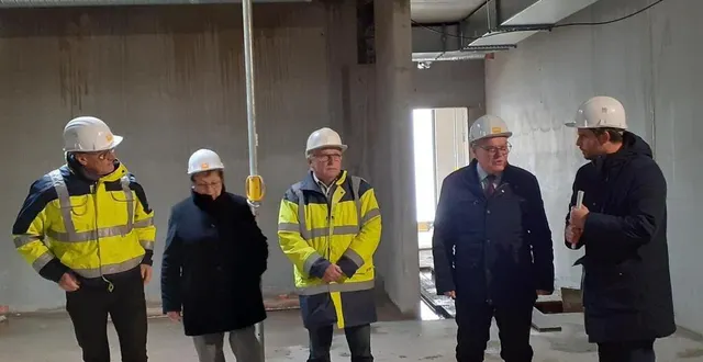 photo  eric papillon, adjoint au maire et vice-président aux travaux du centre aquatique communautaire ; patricia edet, vice-présidente à la solidarité et aux sports, délégation centre aquatique communautaire ; jannick niel, vice-président aux finances ; didier reveau, président de la communauté de communes ; et xavier brouard, technicien à la communauté de communes de l’huisne sarthoise.  &copy;  ouest-france 