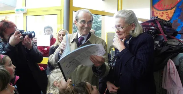 photo  le couple badinter était venu inaugurer l’école élisabeth et robert badinter à ballon-saint-mars.  &copy;  archives le maine libre 