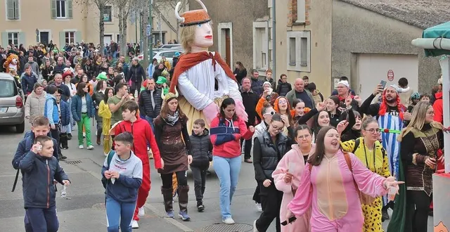 photo  le défilé du carnaval de précigné, en février 2023, qui avait alors pour thème les vikings.  &copy;  archives ouest-france 