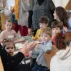 photo  parents et enfants se réunissent chaque premier samedi du mois à la bibliothèque municipale pour écouter un conte et participer à une activité manuelle. 