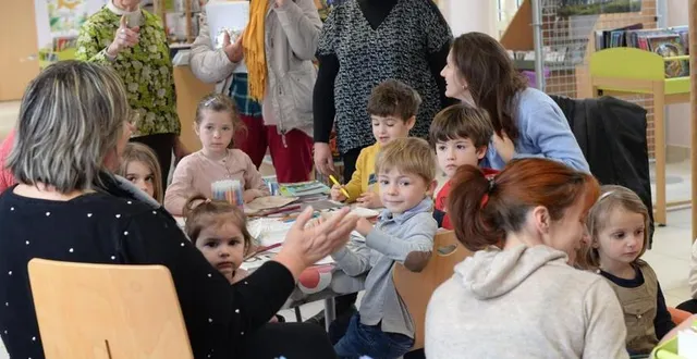 photo  parents et enfants se réunissent chaque premier samedi du mois à la bibliothèque municipale pour écouter un conte et participer à une activité manuelle.  &copy;  le maine libre 