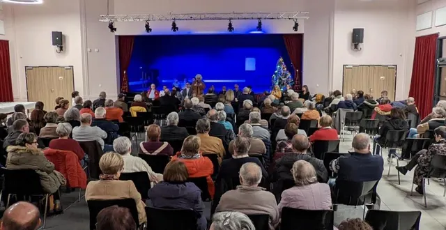 photo  une salle bien pour assister à des vœux émouvants en raison de la situation personnelle du maire.  &copy;  le maine libre 