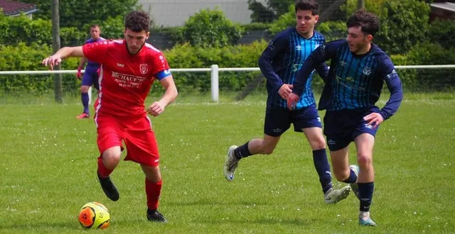 photo  ecouves et son capitaine théo bisson (maillot rouge) reçoivent briouze  &copy;  ouest-france 