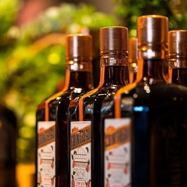 photo cointreau, une liqueur d’anjou à la réputation internationale. elle vient parfumer un sirop à verser sur des cakes à l’heure du thé.  ©  christophe martin