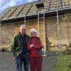photo à clermont-créans, dans le sud de la sarthe, claude et françoise massart font la chasse au gaspillage d’énergie. leur dernier investissement : 30 m2 de panneaux photovoltaïques qui sont en train d’être posés sur l’une de leur toiture.