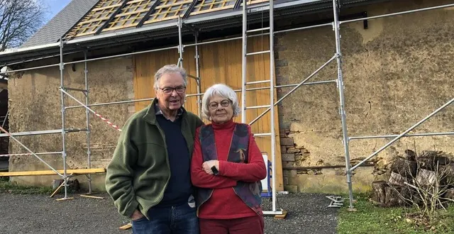 photo  à clermont-créans, dans le sud de la sarthe, claude et françoise massart font la chasse au gaspillage d’énergie. leur dernier investissement : 30 m2 de panneaux photovoltaïques qui sont en train d’être posés sur l’une de leur toiture.  &copy;  ouest-france 