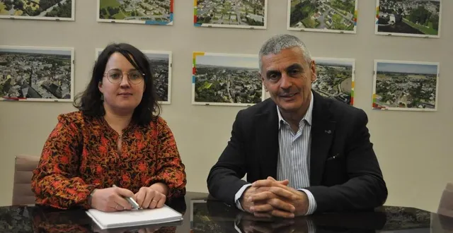 photo  andréa chauveau et daniel chevalier en 2023, lors de la présentation de la jeune chargée de mission.  &copy;  archives le maine libre. 