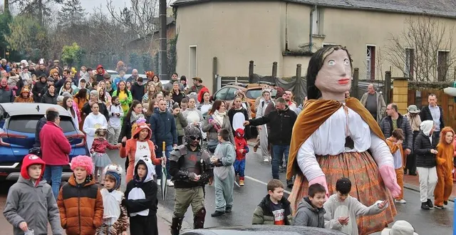 photo  la dame carnaval ouvrant la voie aux carnavaliers dans les rues de précigné, ce samedi 10 février 2024.  &copy;  ouest-france 