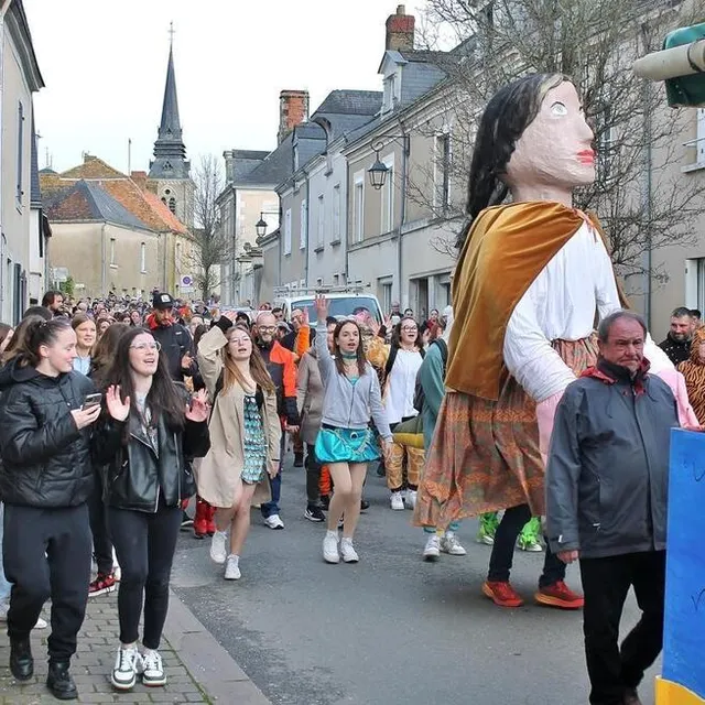 photo les carnavaliers, déguisés ou non, ont défilé dans les rues du bourg.  ©  ouest-france