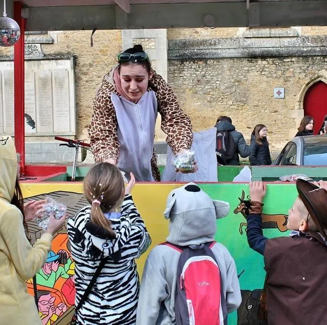 photo sophie moiré a distribué des sachets de confettis à tour de bras.  ©  ouest-france