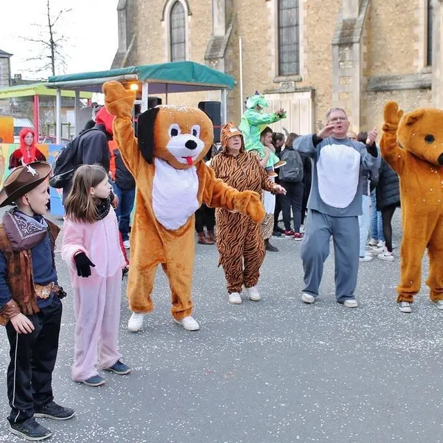 photo en plus de la dame carnaval, la fête a ses deux mascottes, qui ont fait le show.  ©  ouest-france