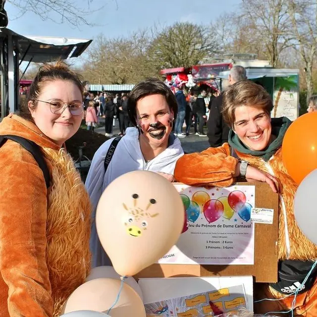 photo virginie dite « nini » et les deux adeline qui l’entourent vendaient les tickets pour le jeu du prénom de la dame carnaval : à la clé un panier garni d’une centaine d’euros.  ©  ouest-france