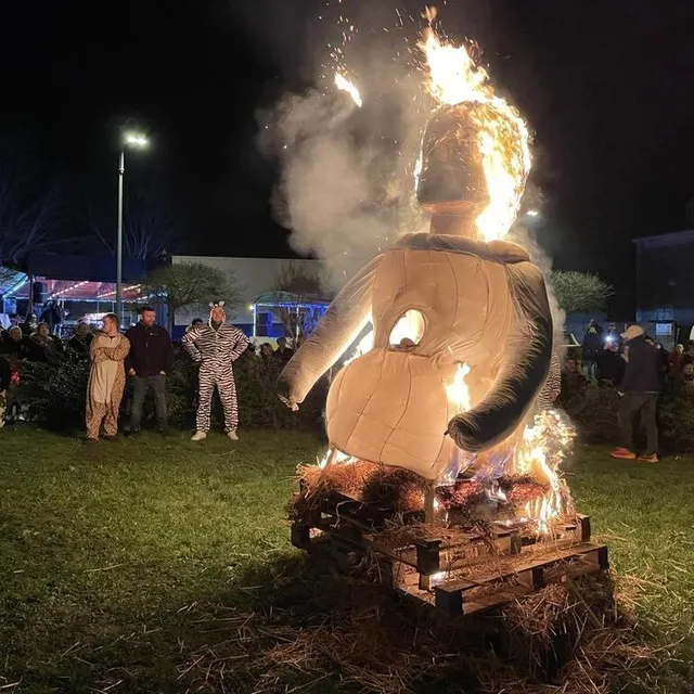 photo la dame carnaval a été incendiée vers 20 h, juste après avoir été baptisée océane.  ©  ouest-france