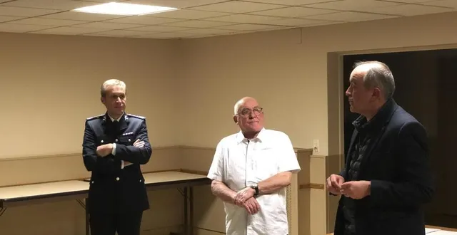 photo  le commandant de police, david barbas, et le maire de saint-georges-des-groseillers, stéphane terrier, ont participé à la réunion organisée par guy métairie (au centre).  &copy;  ouest-france 