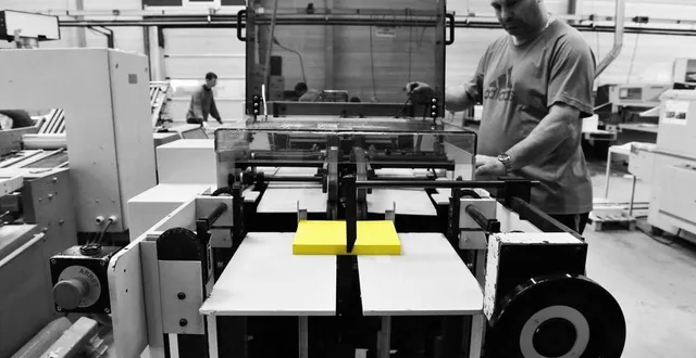 photo  un salarié d’asi prod formé à conduire une machine de perforation pour reliure.  &copy;  asi prod. 