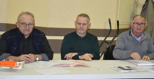 photo  de gauche à droite : marc lizée (trésorier), gérard tricoire (vice-président), et bernard courant (président), à l’assemblée générale de jallais au fil du temps.  &copy;  ouest-france 