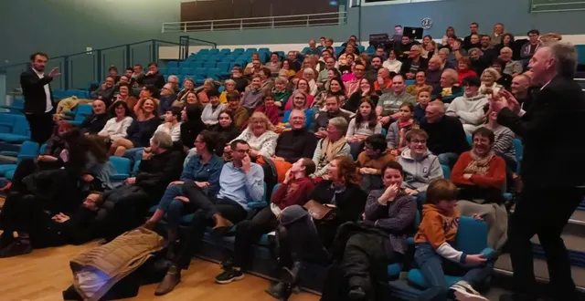 photo  les comédiens se sont approchés du public et un moment d’échanges a eu lieu après la représentation.  &copy;  ouest-france 